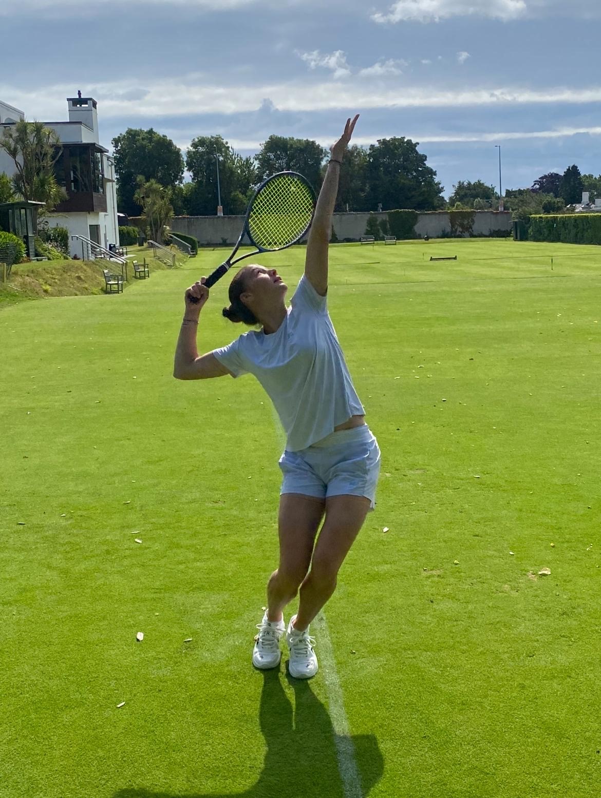 Zoe Kägi beim Aufschlag auf Rasen