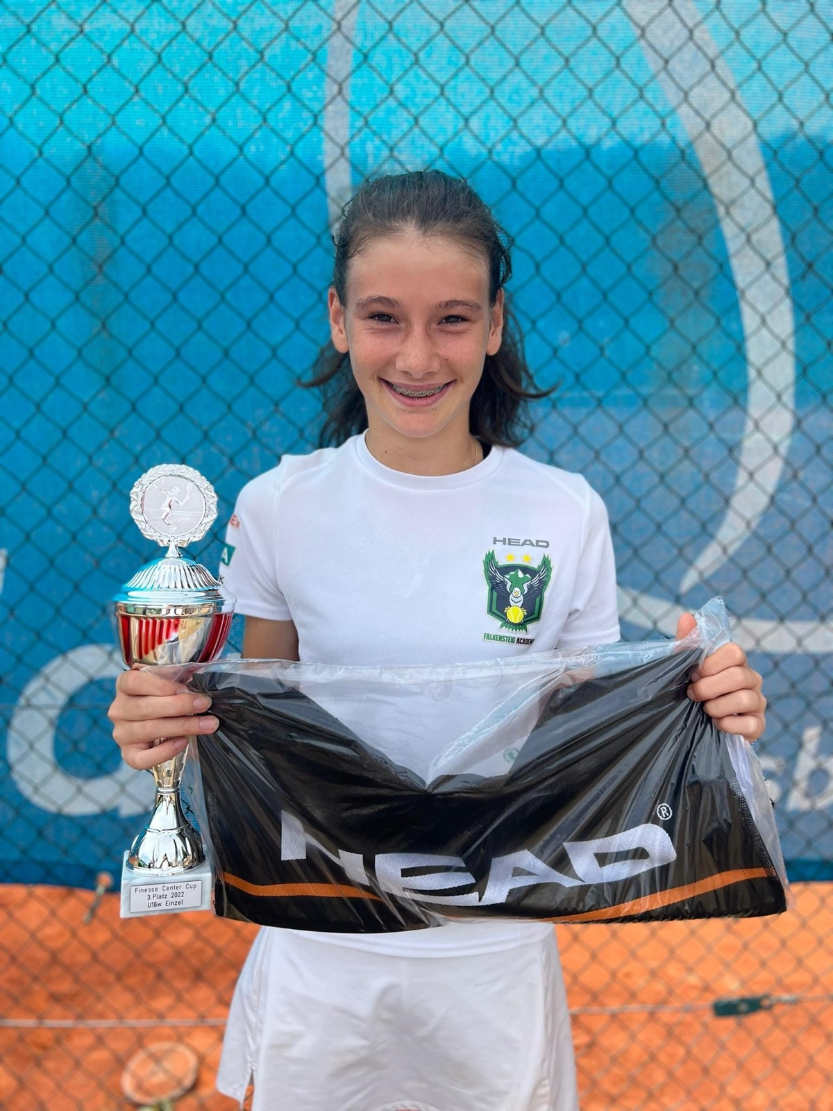 Zoe Kägi mit Pokal in Regensburg