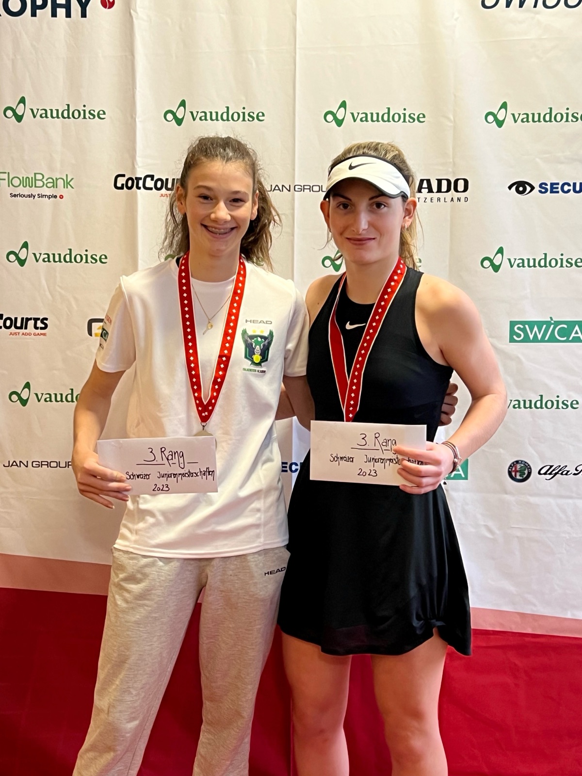 Zoe Kägi und Lara Russiniello mit Medaillen
